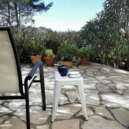 Avec Terrasse En Rez-de-jardin Dans Avec Piscine, Tennis Et Aire De Jeux *