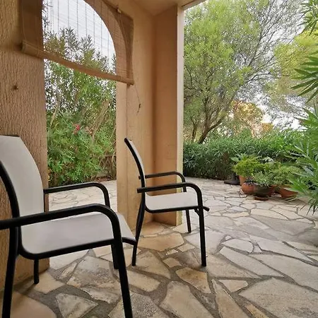 Avec Terrasse En Rez-de-jardin Dans Avec Piscine, Tennis Et Aire De Jeux Apartment
