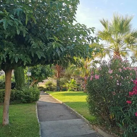 Avec Terrasse En Rez-de-jardin Dans Avec Piscine, Tennis Et Aire De Jeux Apartment *