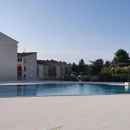 Avec Terrasse En Rez-de-jardin Dans Avec Piscine, Tennis Et Aire De Jeux